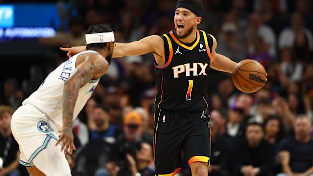 Devin Booker anotó 31 puntos en su regreso