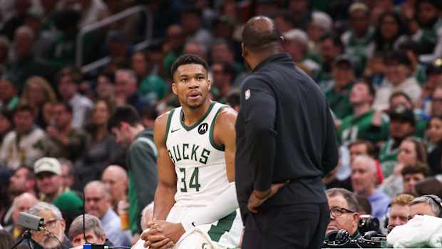 Giannis Antetokounmpo y el entrenador Adrian Griffin parecieron tener un acalorado.