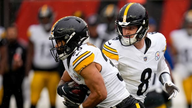 Pittsburgh Steelers quarterback Kenny Pickett hands off to running back Jaylen Warren in the second quarter.