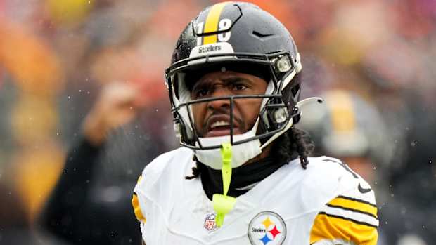 Steelers receiver Diontae Johnson reacts to a play.