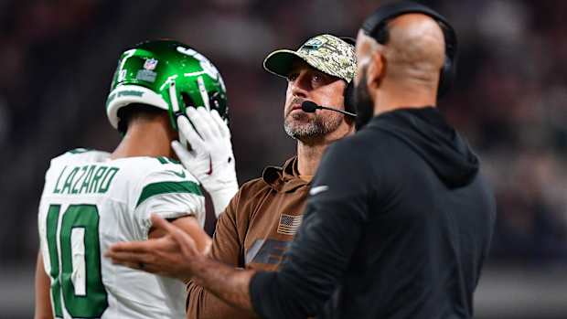 QB Aaron Rodgers interacts with head coach Robert Saleh and WR Allen Lazard