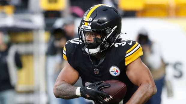 Steelers running back Jaylen Warren runs with the ball.