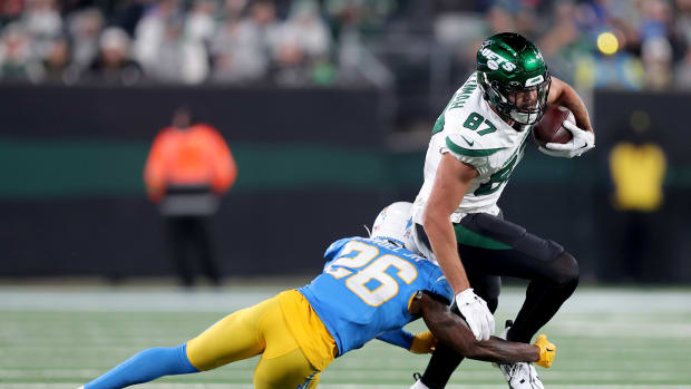 Jets' TE CJ Uzomah runs after the catch vs. the Chargers