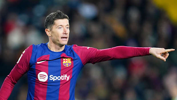 Lewandowski le da al Barcelona otro problema con el 1-2