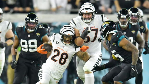 Cincinnati Bengals running back Joe Mixon (28) runs into teammate Cordell Volson (67) as he runs for a late first quarter first down. The Jacksonville Jaguars hosted the Cincinnati Bengals at EverBank Stadium in Jacksonville, Florida for Monday Night Football, December 4, 2023. The Jaguars were tied 14 to 14 at the end of the first half. [Bob Self/Florida Times-Union]  