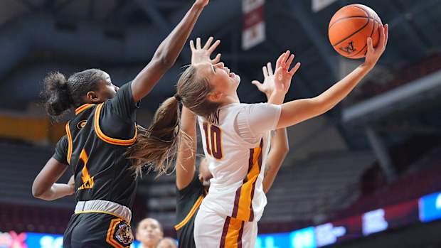 Mara Braun driving to the hoop