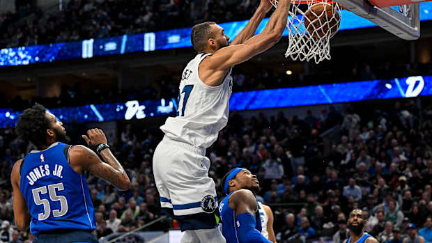 Rudy Gobert dunks