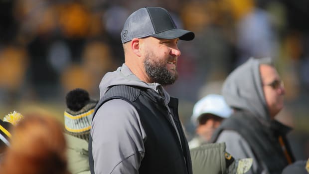 Former Steelers quarterback Ben Roethlisberger watches the Steelers warm up from the sidelines prior to the start of the game against the Saints.