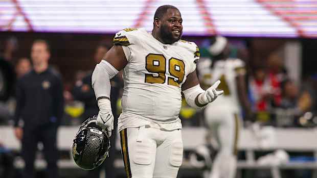 Saints defensive lineman Khalen Saunders with his helmet off