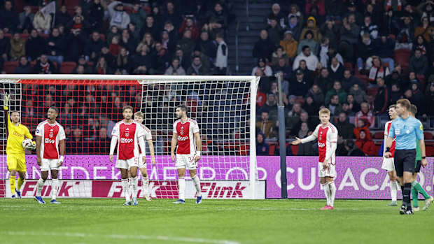 Ajax sufre un caída significativa