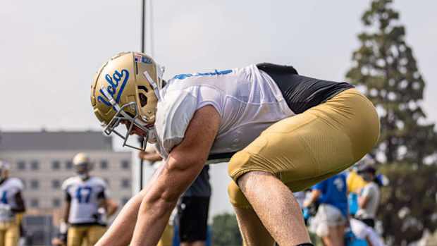 Georgia Bulldogs grad. transfer committ Beau Gardner long snapping at UCLA’s practice. (Beau Gardner / X).