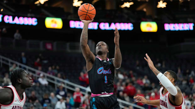 FAU’s Johnell Davis attempts a shot against Arizona.