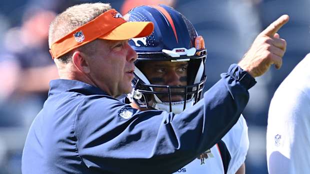 Sean Payton and Russell Wilson chat on the Broncos’ sideline.