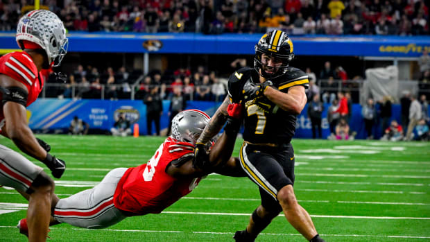 Missouri Tigers running back Cody Schrader (7) runs for a first down against the Ohio State Buckeyes during the fourth quarter at AT&T Stadium.