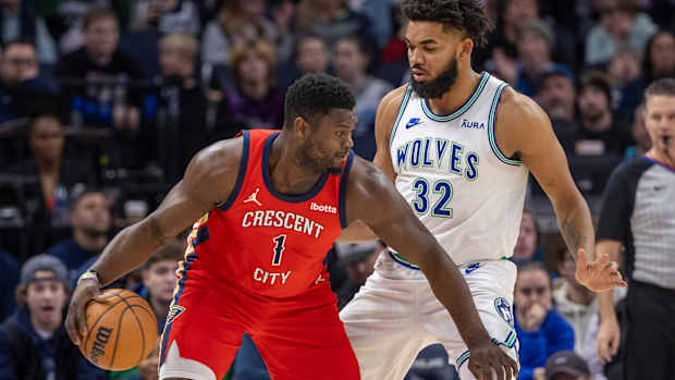 Zion Williamson backs down Karl-Anthony Towns