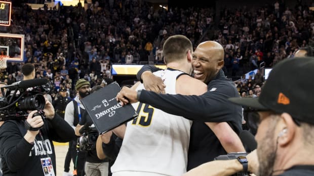 Nikola Jokic, lanzó un triple desde más allá de medio campo para darles la victoria