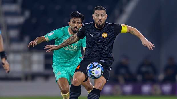 Andy Delort con el balón