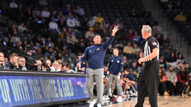 Damon Stoudamire coaching vs Notre Dame