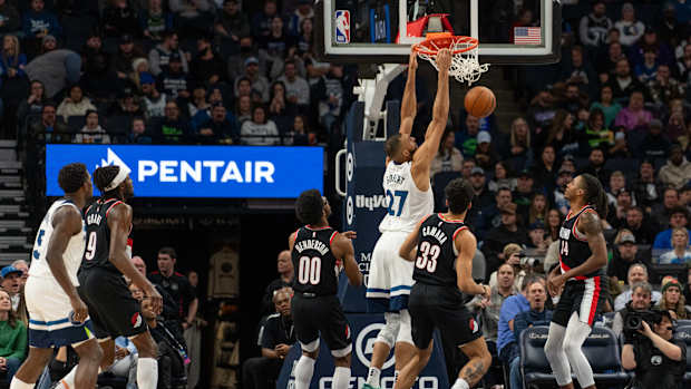 Rudy Gobert dunks
