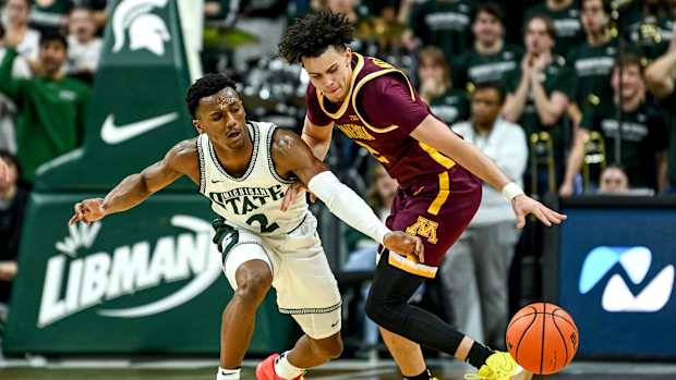 Michigan State's Tyson Walker defense Mike Mitchell Jr.