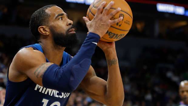 Mike Conley shoots