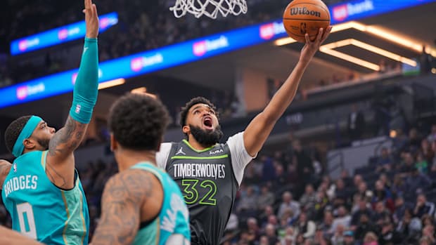 Karl-Anthony Towns shoots a layup