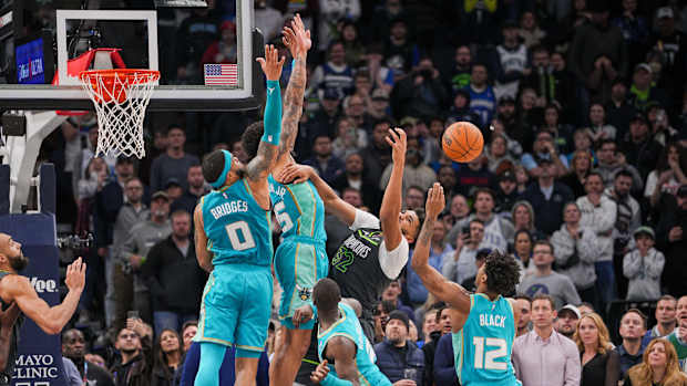 Karl-Anthony Towns misses shot late in fourth
