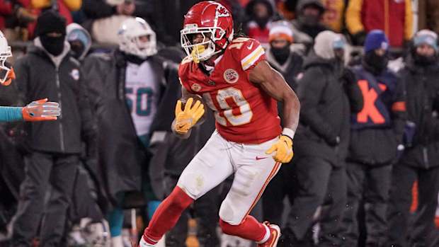 Chiefs running back Isiah Pacheco runs the ball in a game vs. the Miami Dolphins.