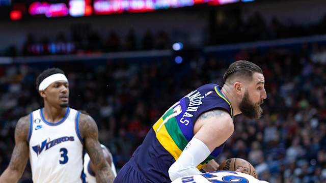 Jonas ejected Taj Gibson