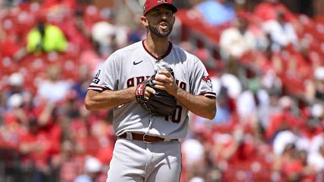 Madison Bumgarner exchanges words with Willson Contreras in St. Louis