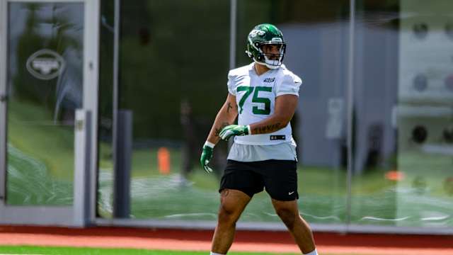 OL Alijah Vera-Tucker at Jets' OTAs in 2021
