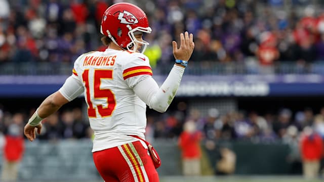 Patrick Mahomes puts one hand up