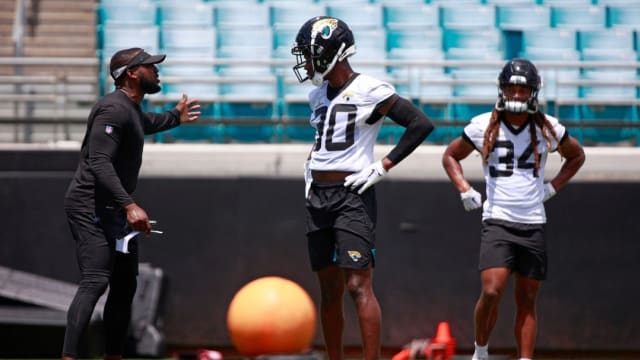 New Detroit Lions defensive backs coach Deshea Townsend instructs a Jacksonville Jaguars defensive back.