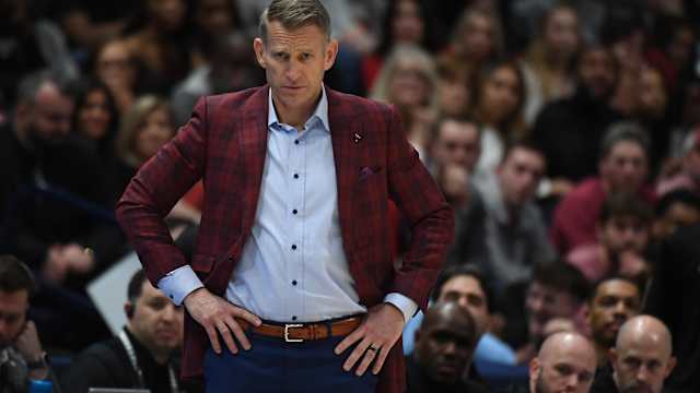 Alabama Crimson Tide head coach Nate Oats looks on from the sideline during the second half against the Florida Gators at Bridgestone Arena.