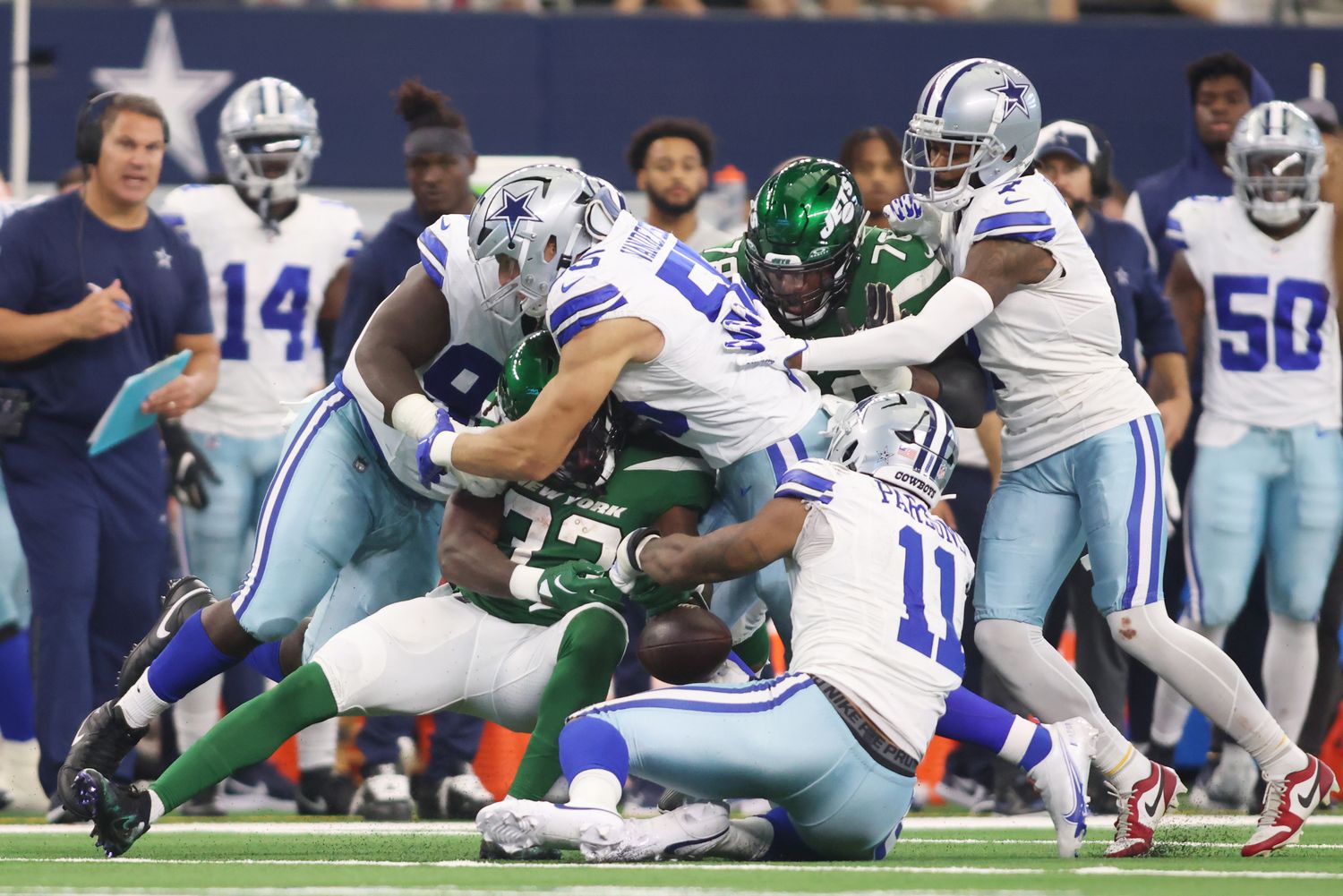 Jets' RB Dalvin Cook swallowed up by the Cowboys' defense