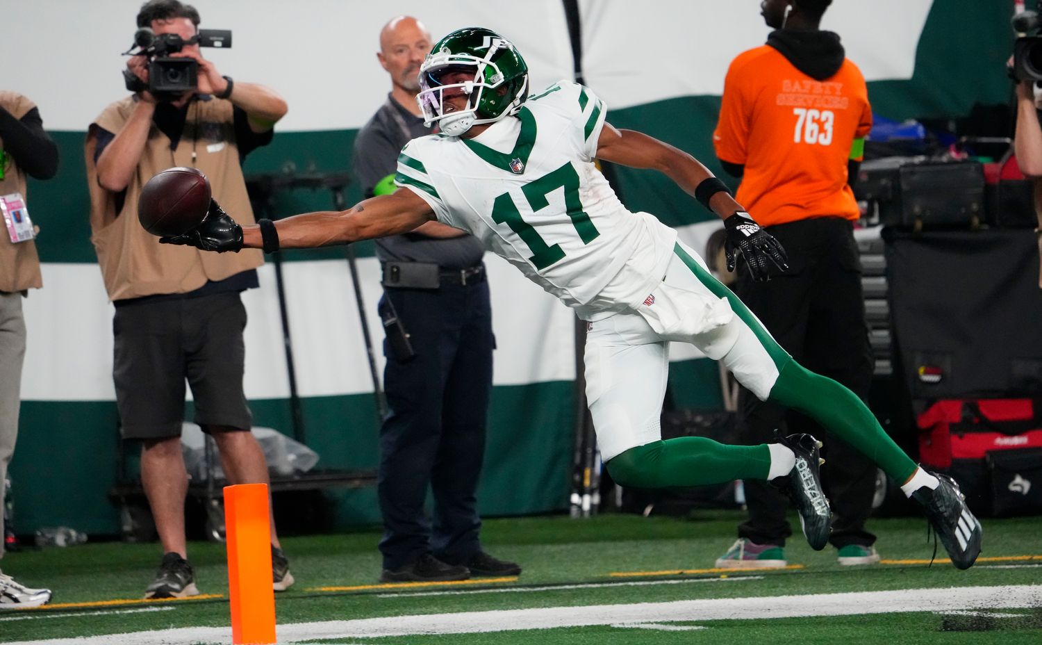 Jets' WR Garrett Wilson (17) lays out for a pass vs. the Chiefs