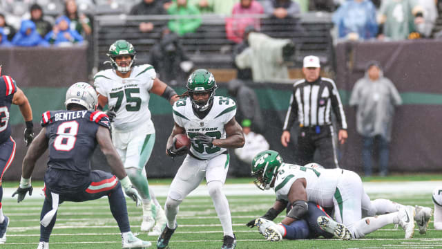 Jets' RB Dalvin Cook (33) carries the ball against the Patriots