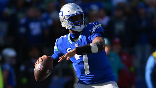 Seahawks quarterback Geno Smith prepares to throw against the Cleveland Browns.