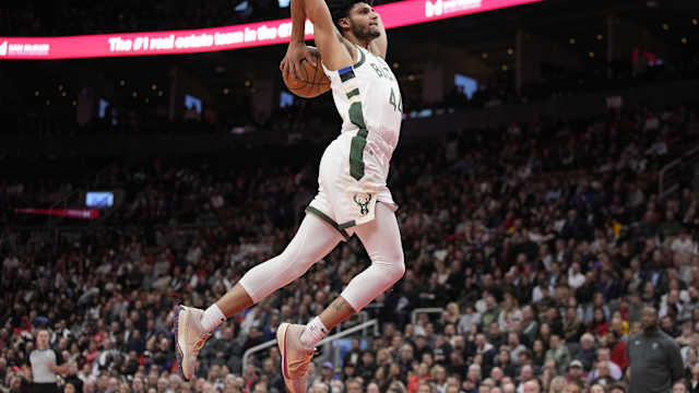 Milwaukee Bucks guard Andre Jackson Jr. (44) dunks the ball 