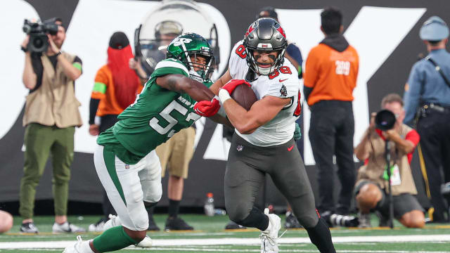 Jets' LB Zaire Barnes (53) makes a stop vs. the Bucs