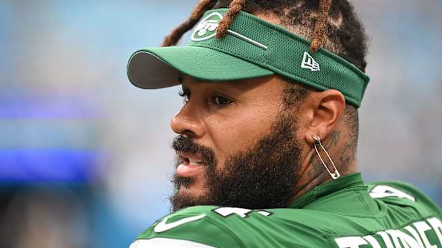 Jets' RT Billy Turner (54)