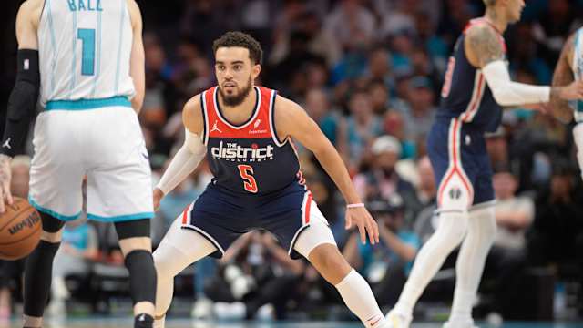 Wizard Tyus Jones guards Hornet LaMelo Ball (11-8-23)