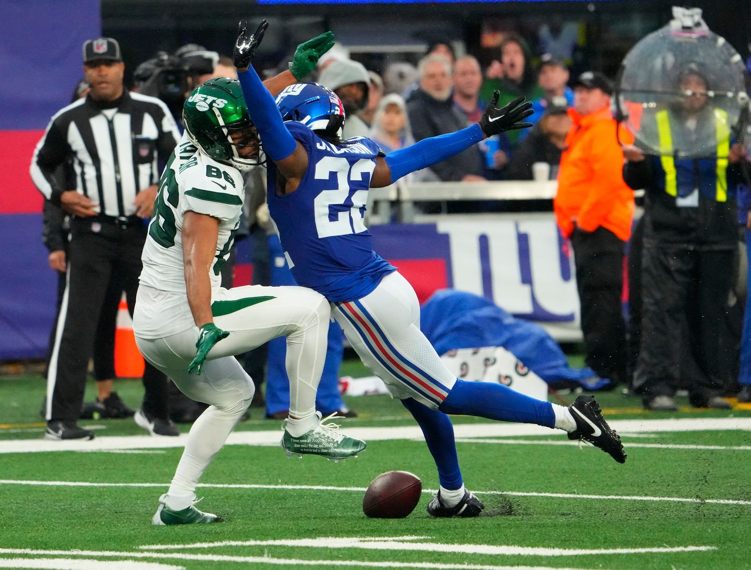 Jets' WR Malik Taylor (86) draws a penalty vs. Giants