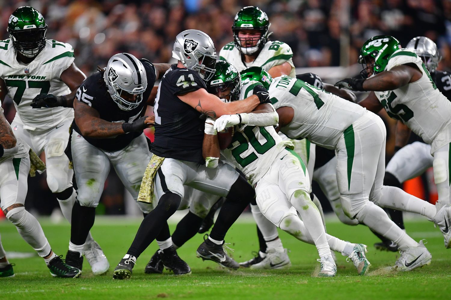 Jets' RB Breece Hall stuffed by Raiders' LB Robert Spillane