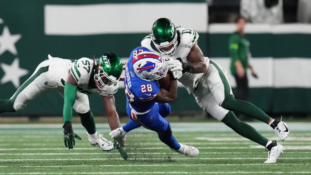 Jets tackle Bills' RB Latavius Murray