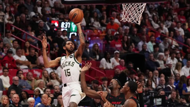  Milwaukee Bucks guard Cameron Payne (15) shoots the ball over Miami Heat center Bam Adebayo (13) 
