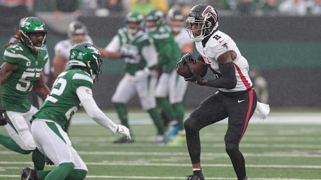 Dec 3, 2023; East Rutherford, New Jersey, USA; Atlanta Falcons tight end Kyle Pitts (8) gains yards after catch as New York Jets safety Tony Adams (22) pursues during the first quarter at MetLife Stadium
