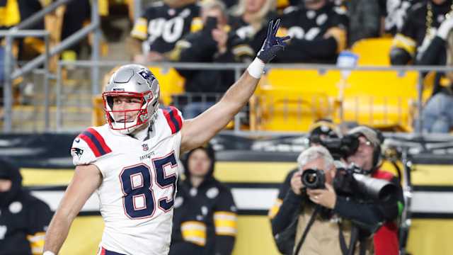 New England Patriots tight end Hunter Henry (85) celebrates his touchdown against the Pittsburgh Steelers during the second quarter at Acrisure Stadium.