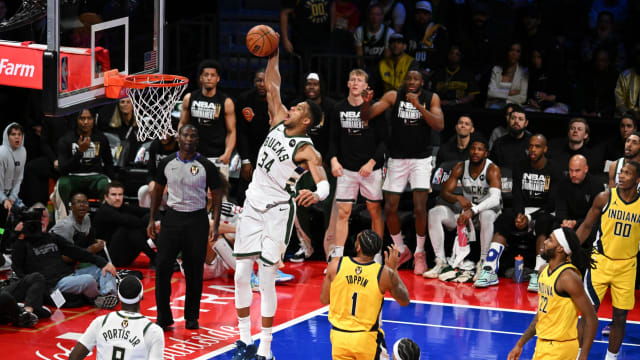  Milwaukee Bucks forward Giannis Antetokounmpo (34) dunks the ball against the Indiana Pacers 