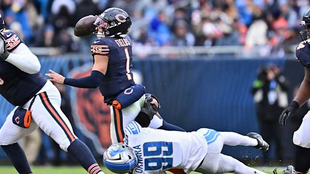 Detroit Lions Julian Okwara attempts to tackle Bears Justin Fields